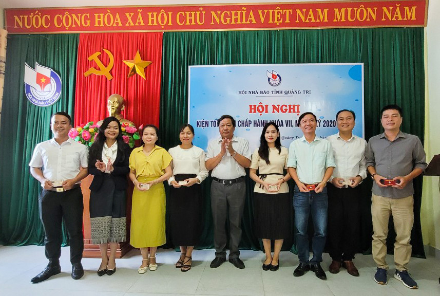 Các hội viên thuộc các cơ quan báo chí trong tỉnh được kết nạp vào Hội Nhà báo Việt Nam